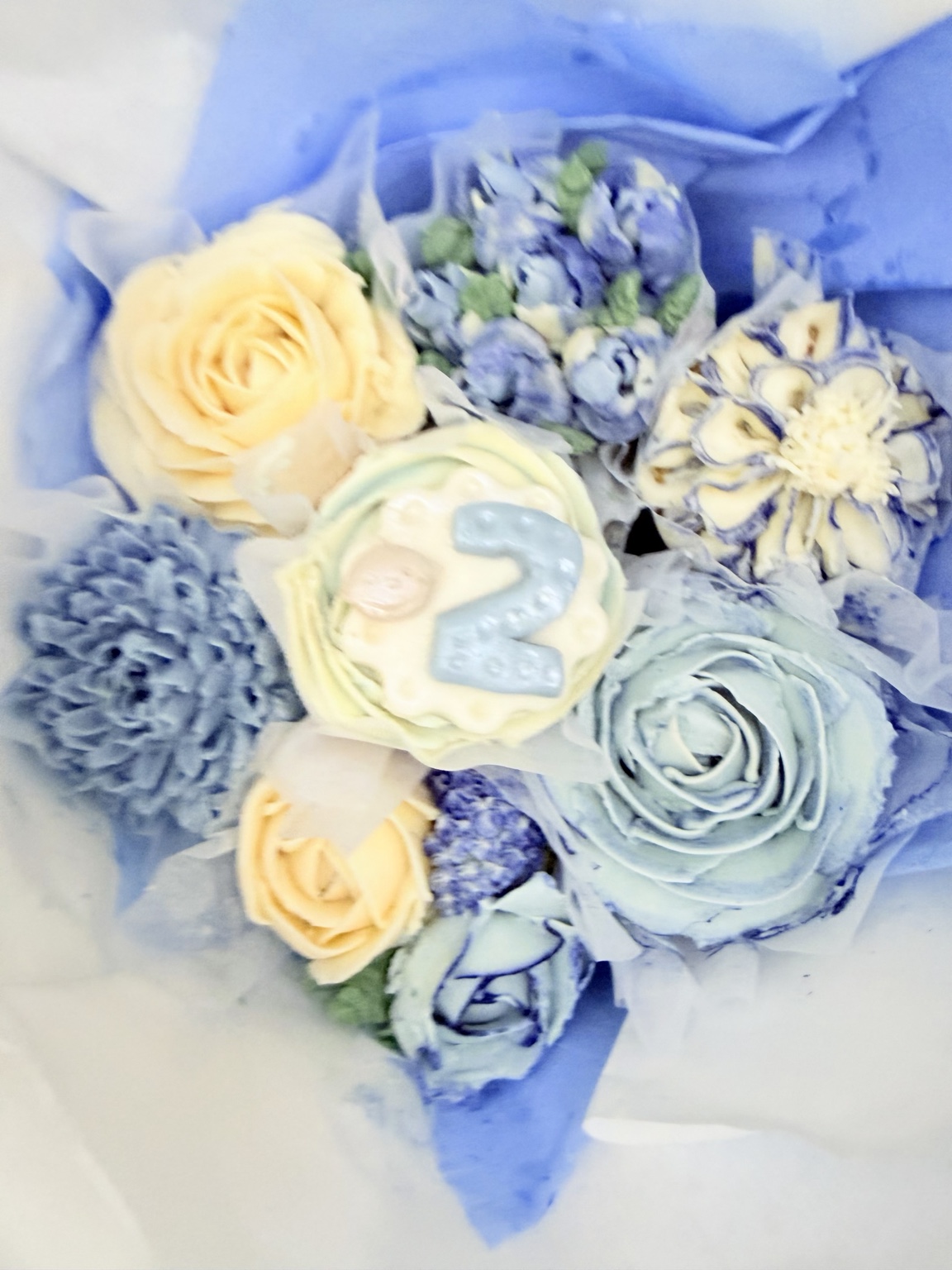 Bouquet de cupcakes fleuris bleu pastel et jaune