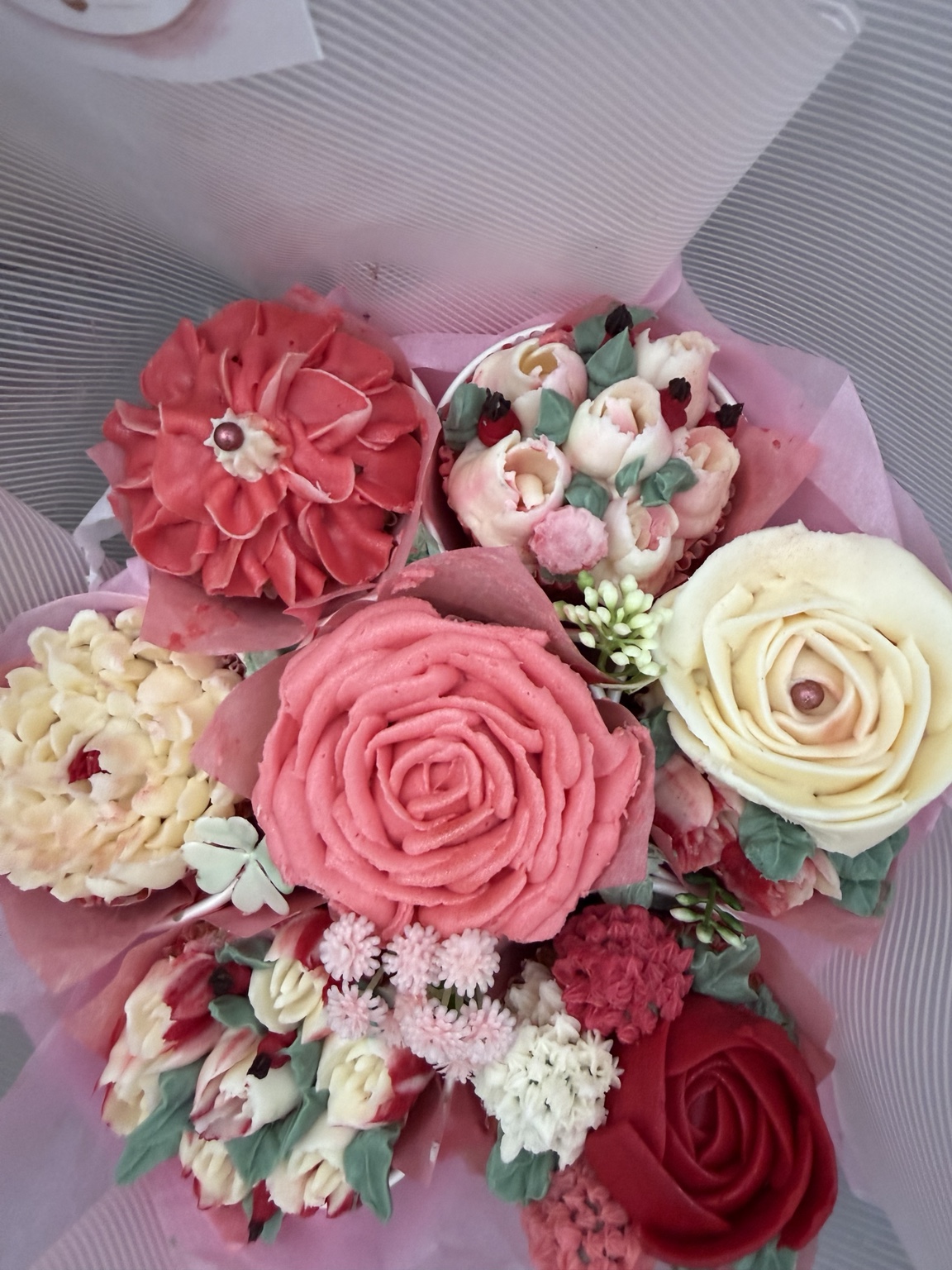 Bouquet de cupcakes fleuris rose, rouge et blanc